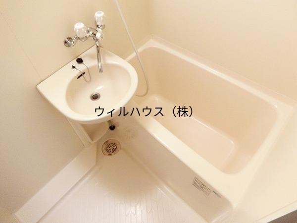 バス・シャワールーム　キレイにリフォームされています！