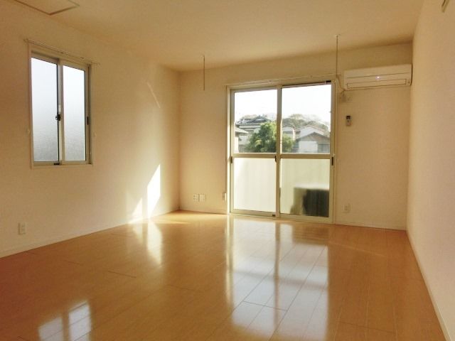 居室・リビング　陽射しが差し込む明るいお部屋です。