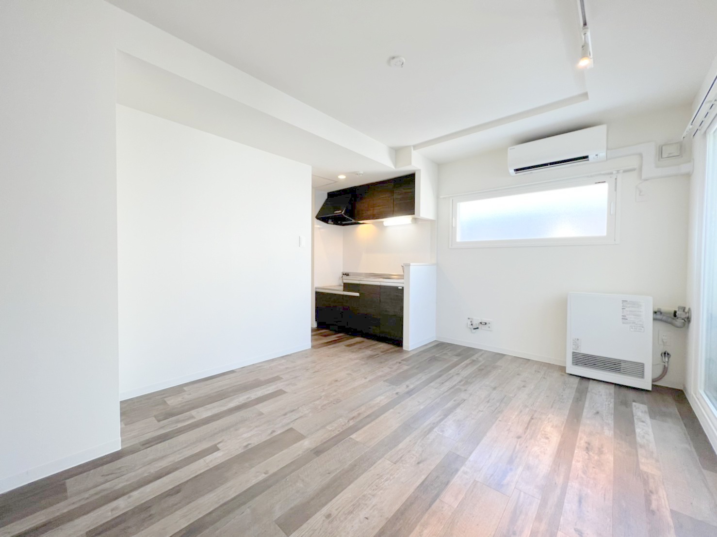 居室・リビング　明るい居間で気持ちまで明るくなりますね！