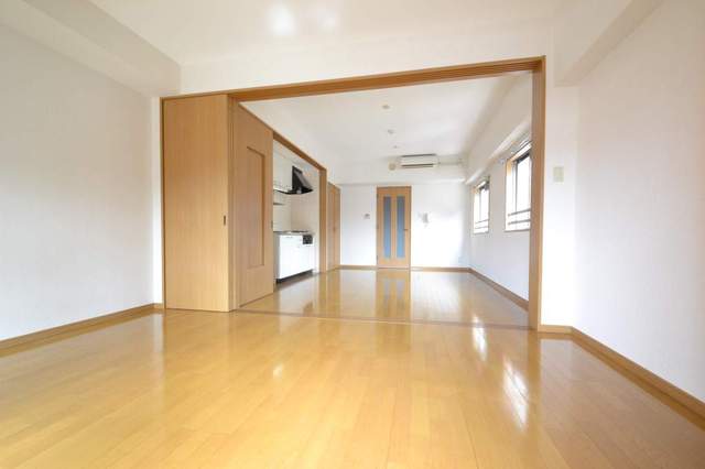 居室・リビング　反転タイプ。明るいお部屋。