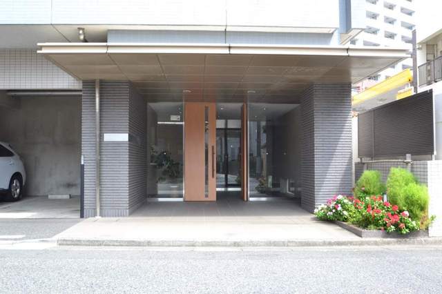 ロビー　植栽が美しいエントランス