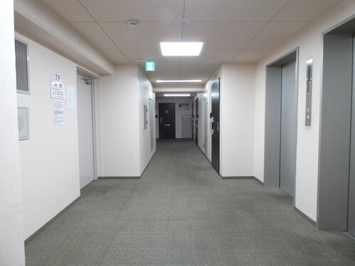 その他　階の共有廊下とエレベーターホール　※2026年03月撮影