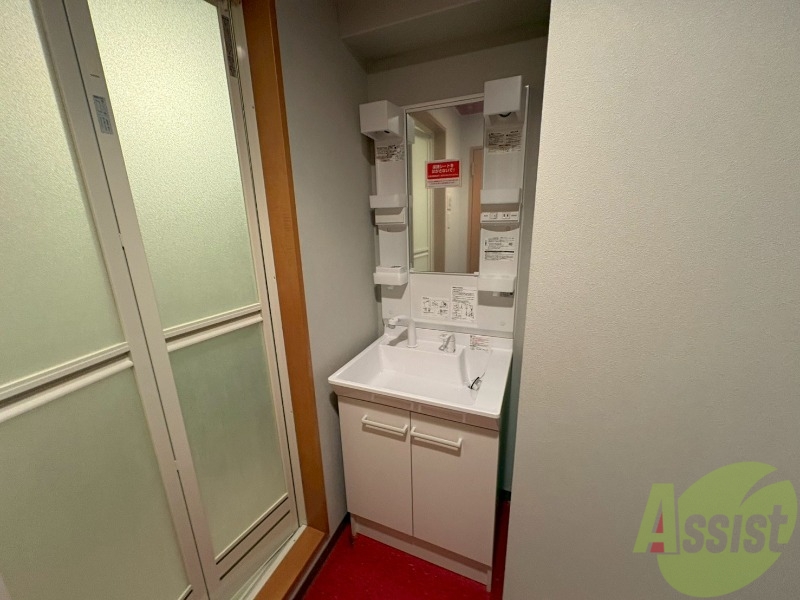 洗面設備　独立洗面台が付いてるので日々の身支度もできますね。