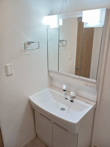 洗面設備　明るい洗面所です