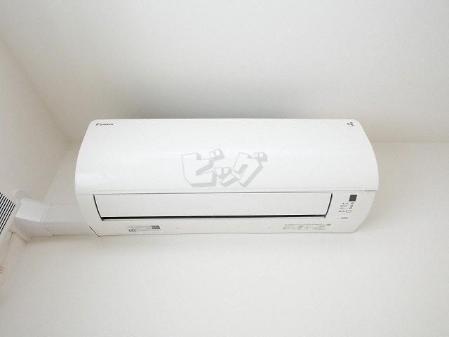 その他設備　夏もカラッと快適♪エアコン付きです！