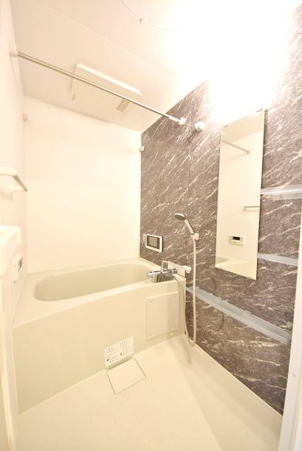 バス・シャワールーム　雨の日に便利な浴室乾燥機つきです