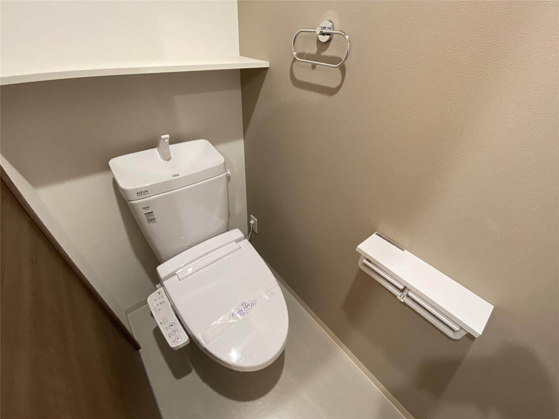 トイレ　小物が置けるトイレットペーパーホルダー付きです
