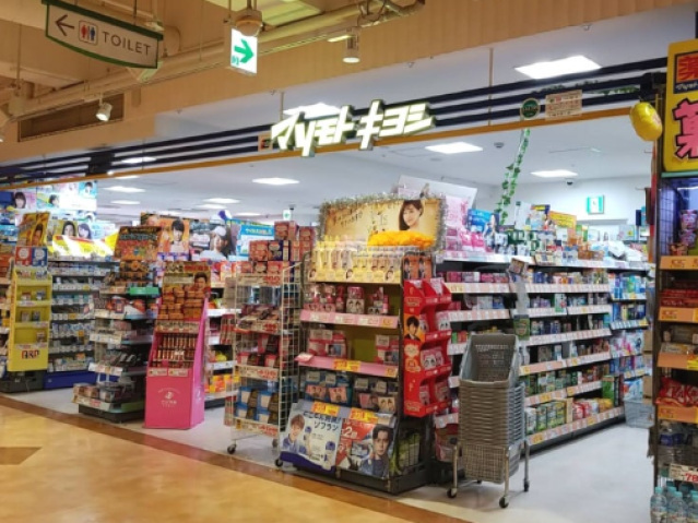 ドラックストア　マツモトキヨシ東京ドームシティラクーア店（ドラッグストア）まで553m