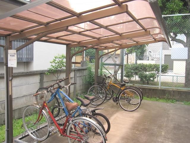 エントランス　★エントランススペースの屋根付きの駐輪場★