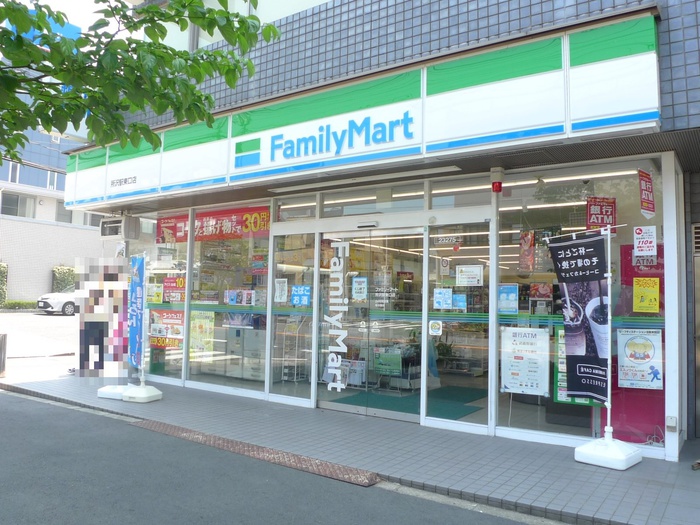 コンビニ　ファミリーマート（コンビニ）まで442m