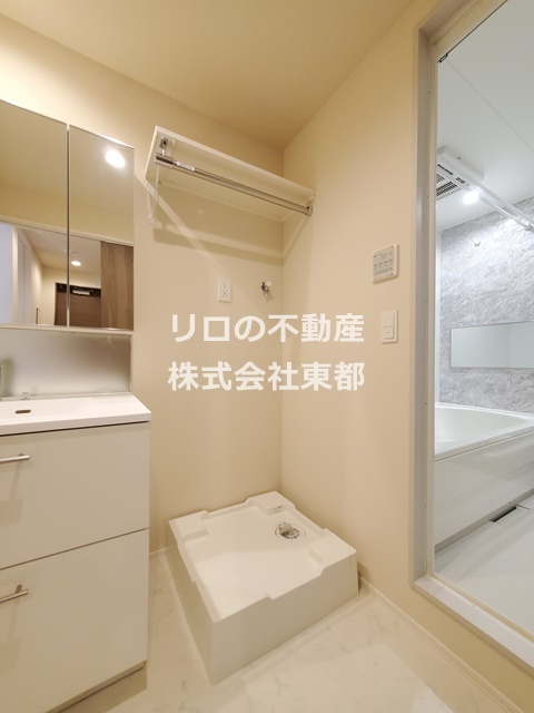 その他　上部ラックも便利な洗濯機置場♪