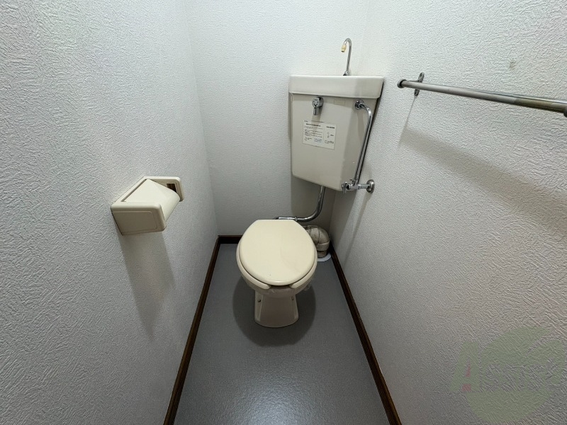 トイレ　こちらはトイレです。清潔感があり、安心して使用できます。