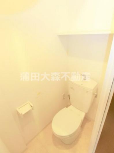 トイレ　温水洗浄便座は付いてませんが、電源コンセントがあるので設置は