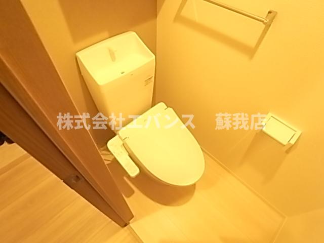 トイレ　落ち着いた色調のトイレです
