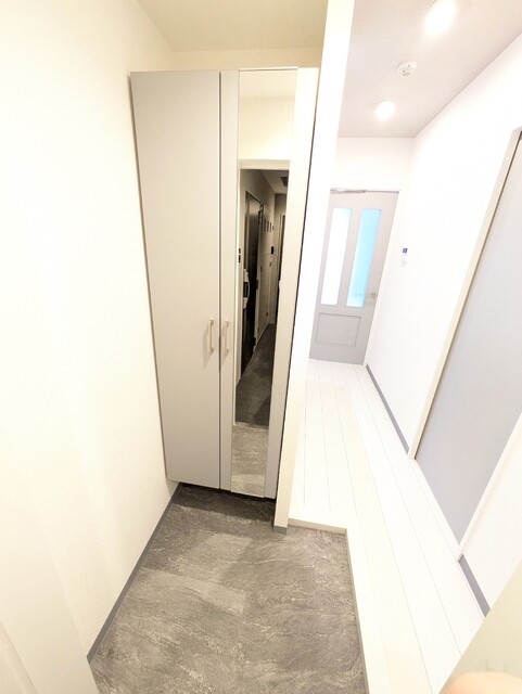 玄関　身だしなみをチェックできる姿見付きです