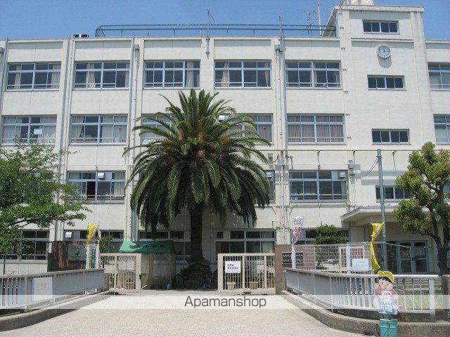 小学校　高槻市立芝生小学校（小学校）まで588m
