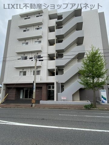 建物外観　6階建てのマンションです！道路に面していてお出かけしやすい！