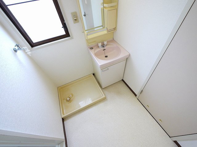 洗面設備　朝の支度にも助かる、独立の洗髪洗面化粧台