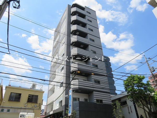 建物外観　９F建て鉄筋コンクリートのしっかり構造。