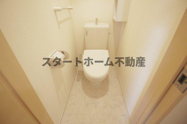 トイレ　落ち着いた色調のトイレです