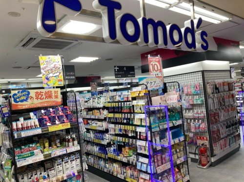 ドラックストア　トモズ アコルデ代々木上原店（ドラッグストア）まで486m