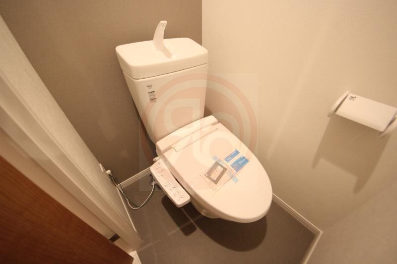 トイレ　落ち着いた色調のトイレです
