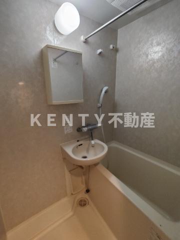 バス・シャワールーム　コンパクトで使いやすいお風呂です