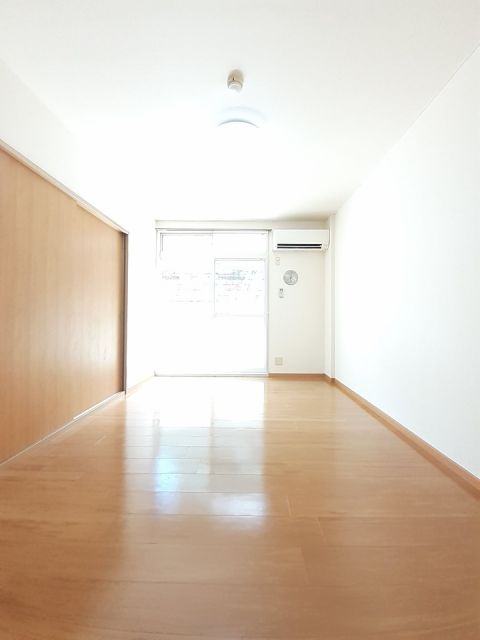 メゾンハピネスの居間写真
