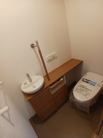トイレ　落ち着いた色調のトイレです