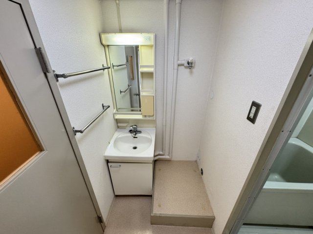 ＪＲ関西本線 志紀駅 徒歩15分 4階建 築45年の内装写真