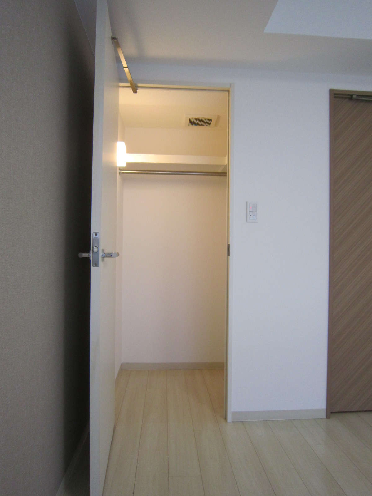 収納　洋室ウォークインクローゼット