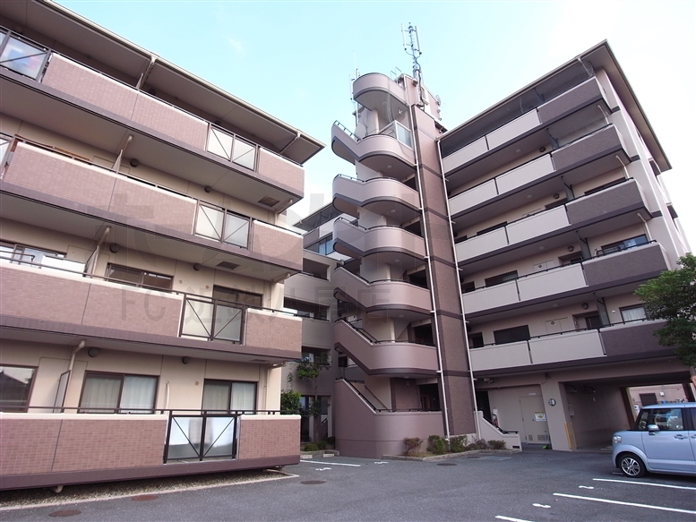 八尾市緑ヶ丘のマンションの建物外観