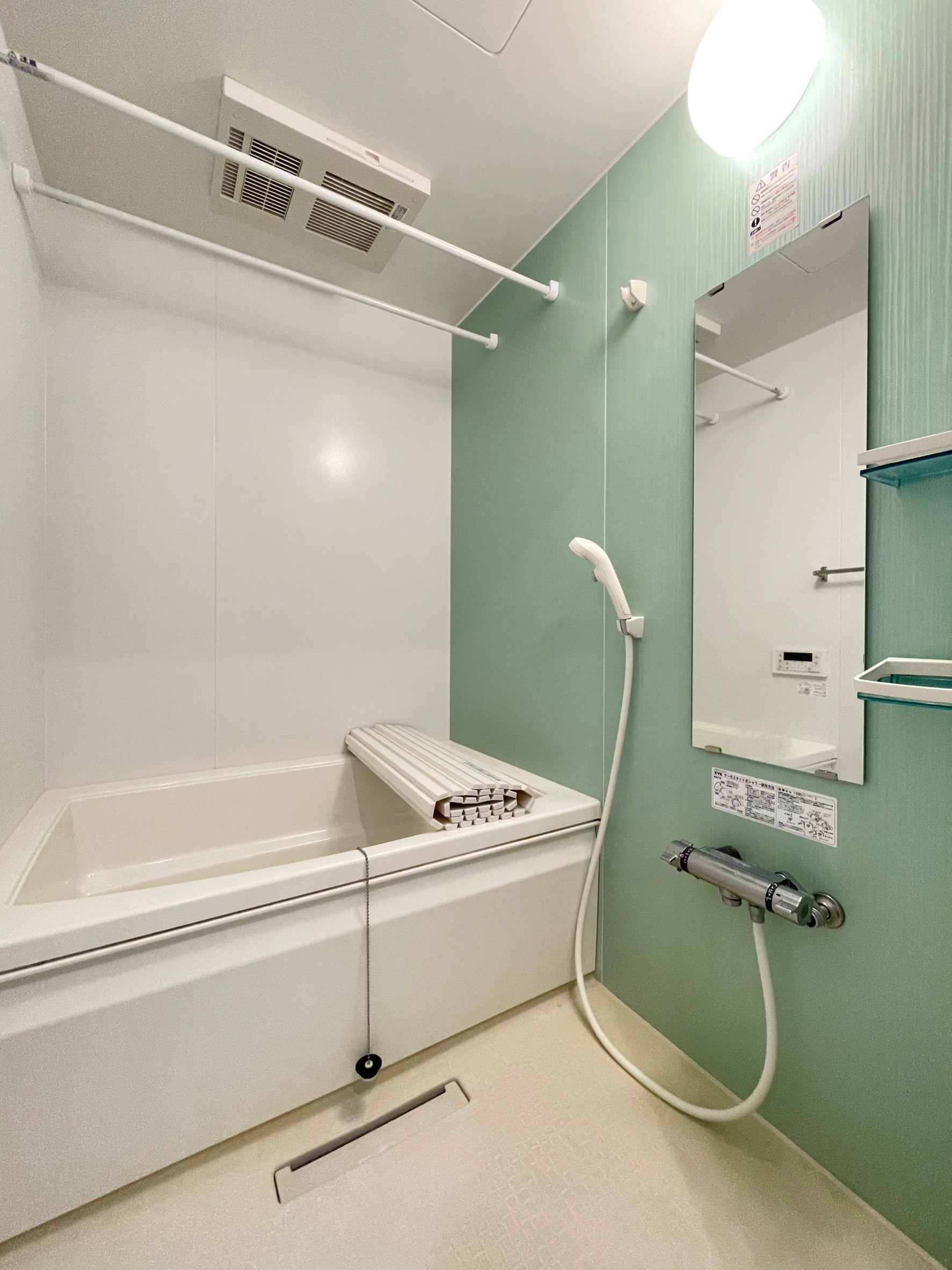 バス・シャワールーム　浴室暖房乾燥機つきで梅雨の時期に便利です。