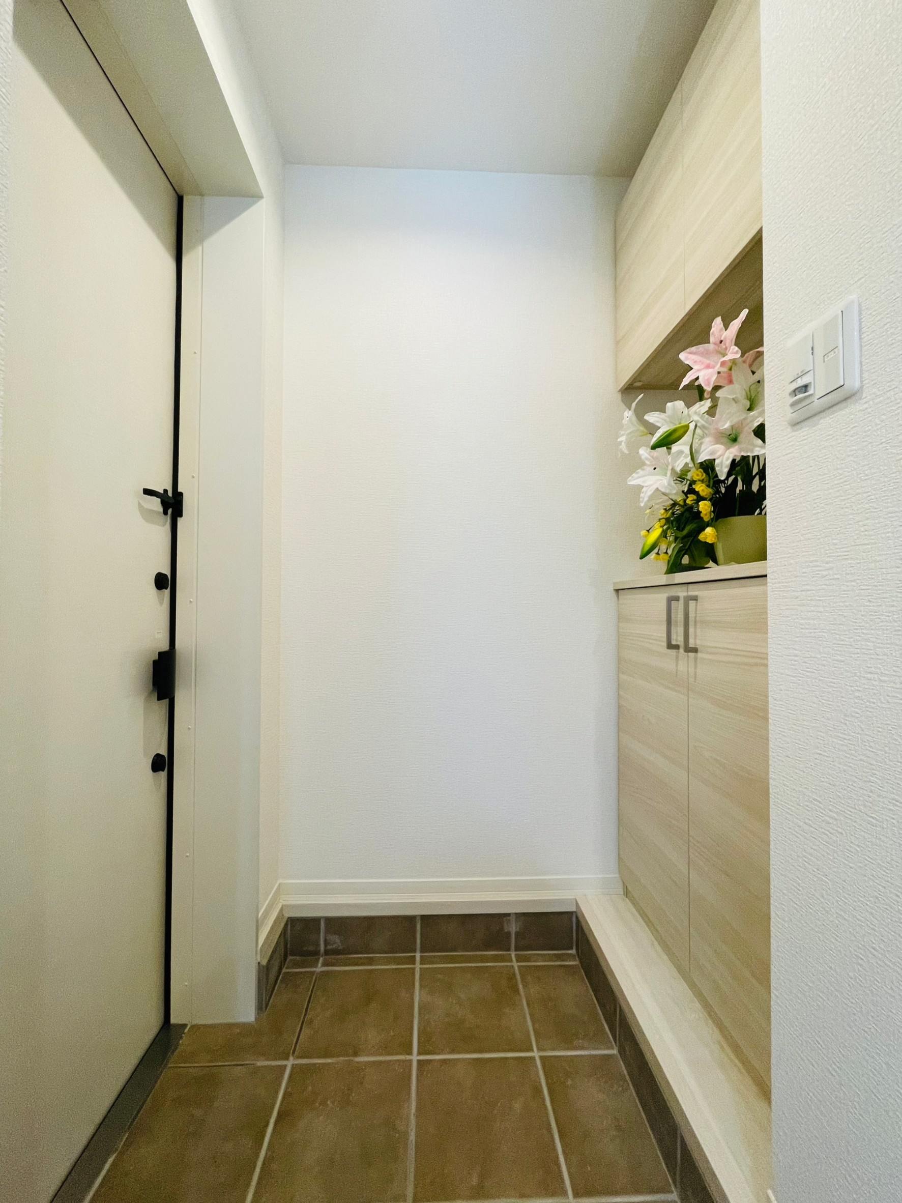 玄関　入口右手側には手すりもついています。