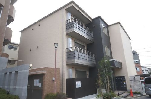 建物外観　オートロックエントランスの築浅物件