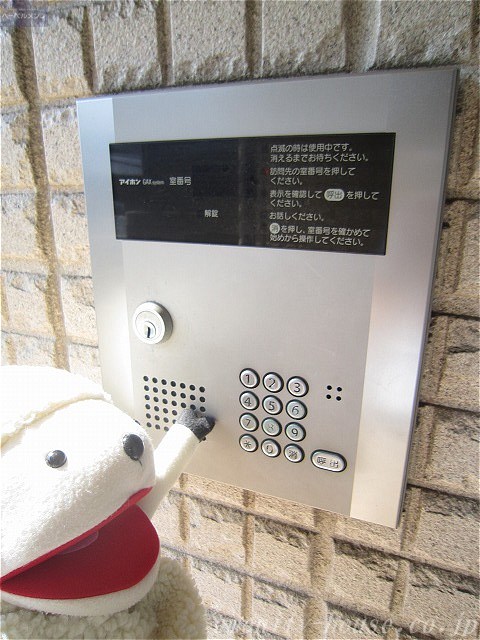 エントランス　●エントランスは安心のオートロック対応♪