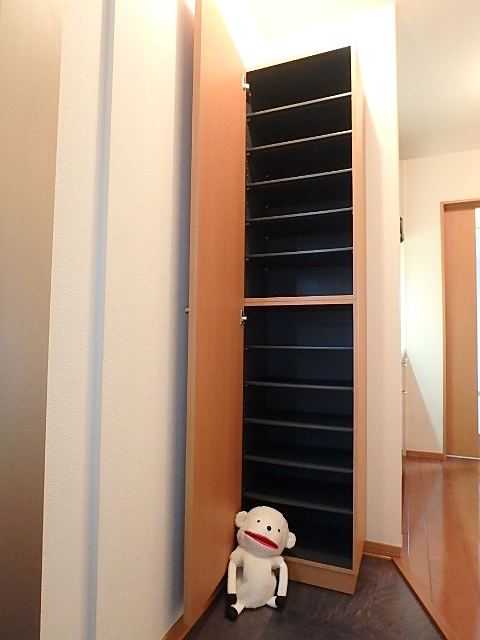 玄関　※内装写真は別号室（参考までにご覧ください）