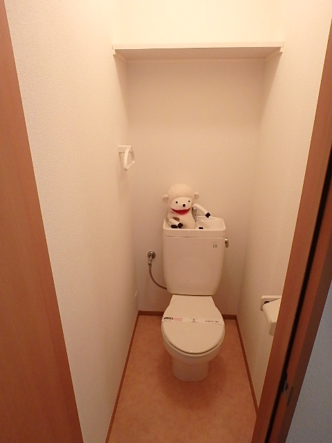 トイレ　※内装写真は別号室（参考までにご覧ください）