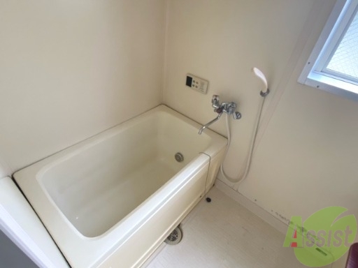 バス・シャワールーム　お風呂には追い焚き機能もあって便利ですね