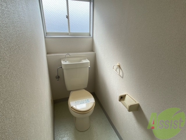 トイレ　トイレはこちら、小窓があるのもポイントですね