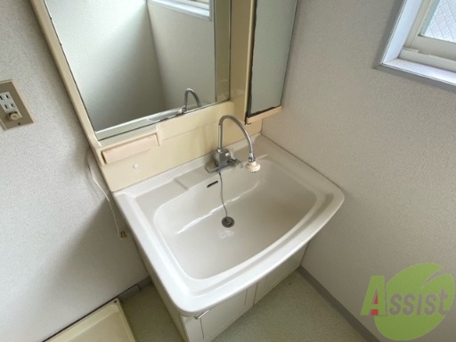 洗面設備　洗面化粧台はこちら、ちょっとレトロでしょうか