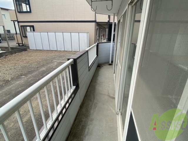 バルコニー　バルコニーは南向きでお洗濯がはかどりそうです