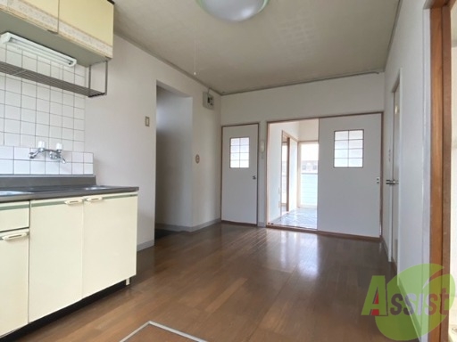 居室・リビング　ダイニングテーブルを置けそうですね、各お部屋への動線です