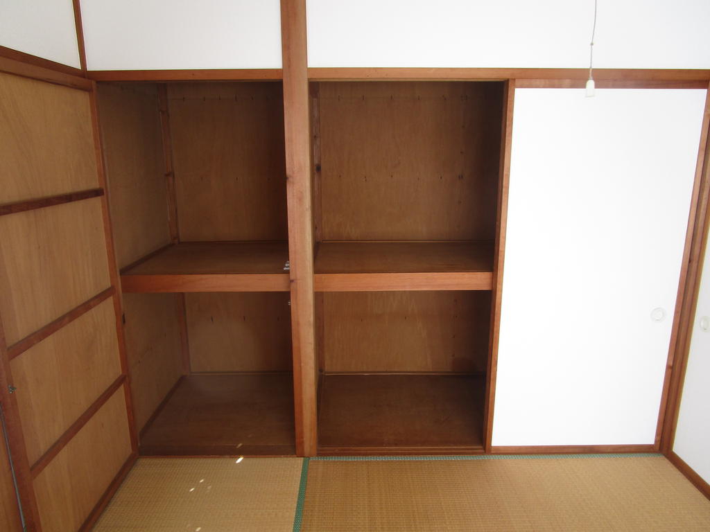収納　各部屋には収納がございます。