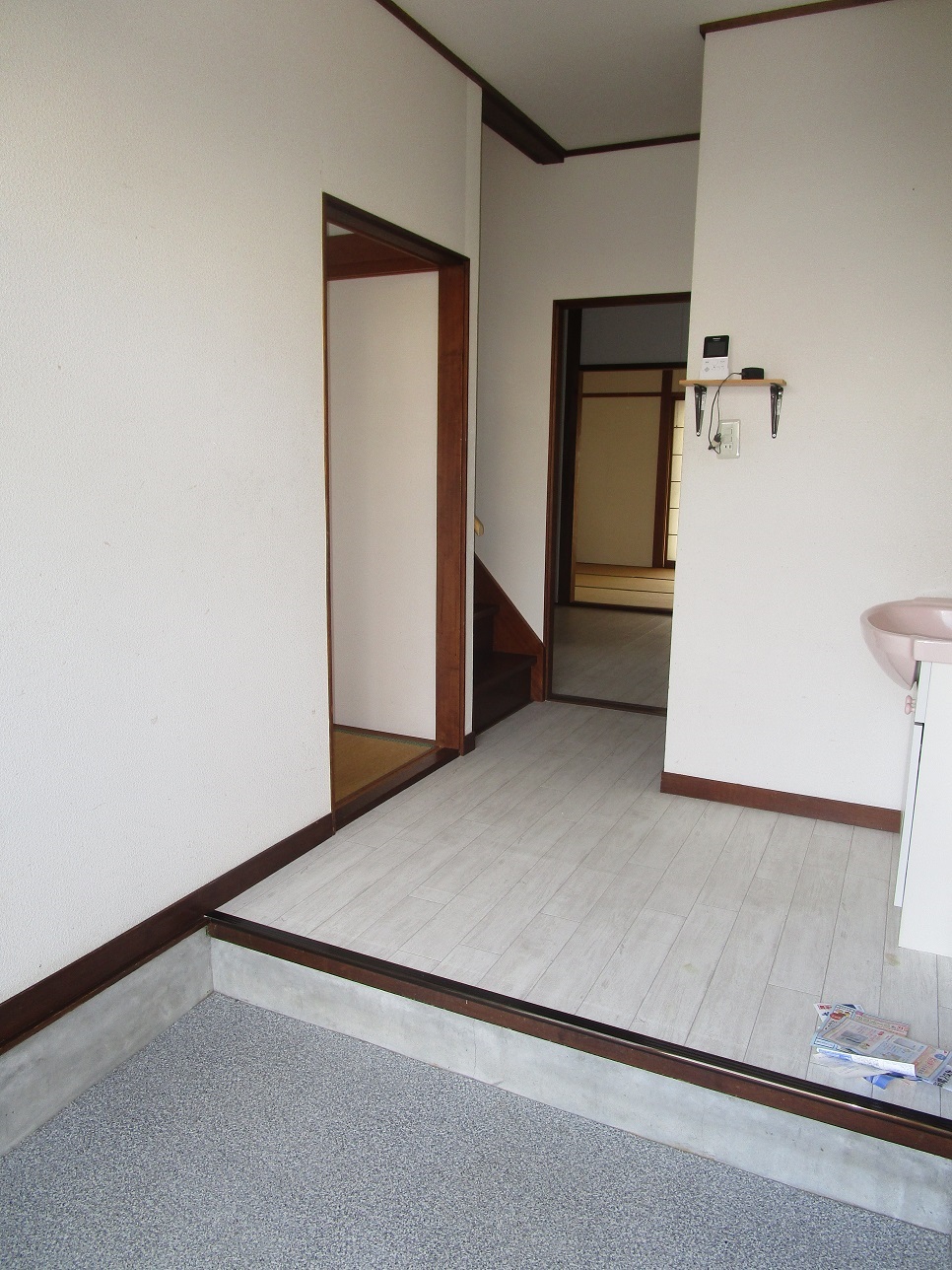 玄関　玄関は明るい色の床にリフォームされております。