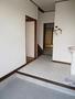 玄関　玄関は明るい色の床にリフォームされております。