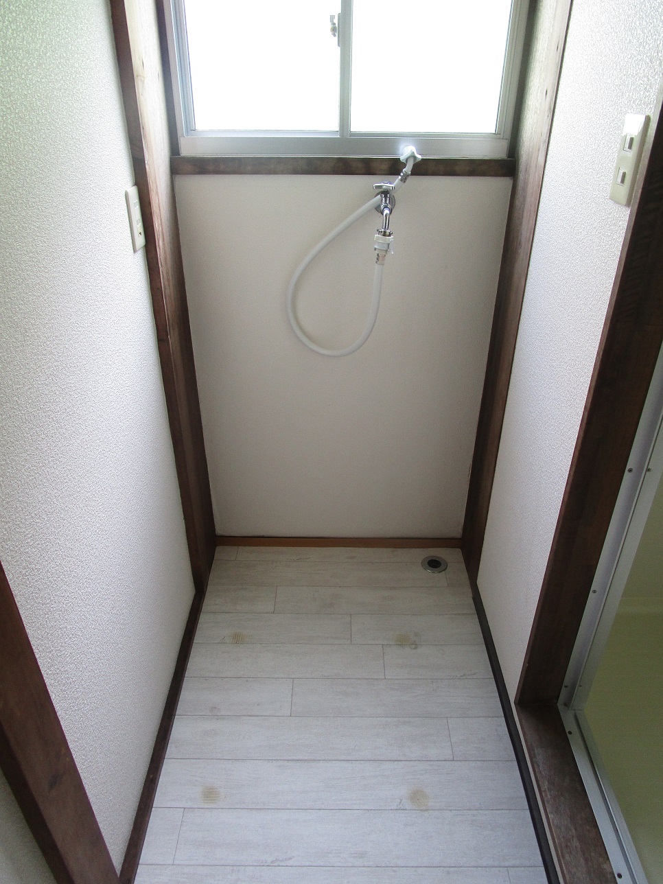 その他　洗濯機置き場は浴室の隣にございます。