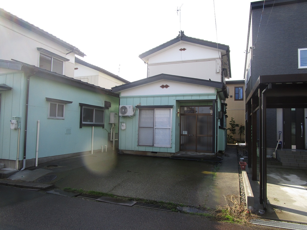 建物外観　駐車場は玄関前2台となります