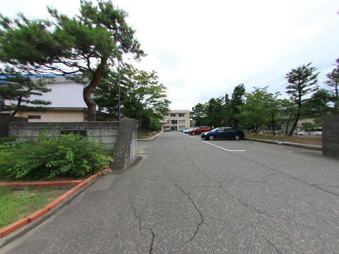 中学校　長岡市立西中学校（中学校）まで823m