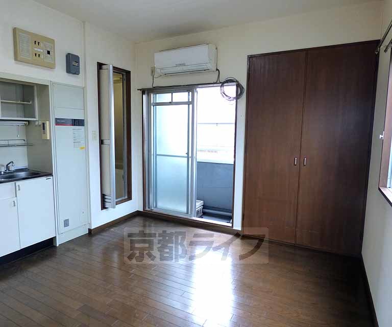 居室・リビング　落ち着いた雰囲気のお部屋です